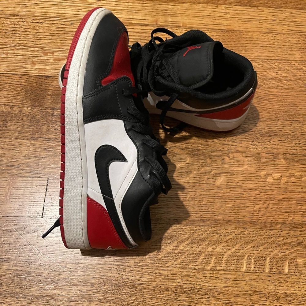 Jordan 1 Low Bred Toe
Size 6 Boys
Red, Black, White - Picture 2 of 6